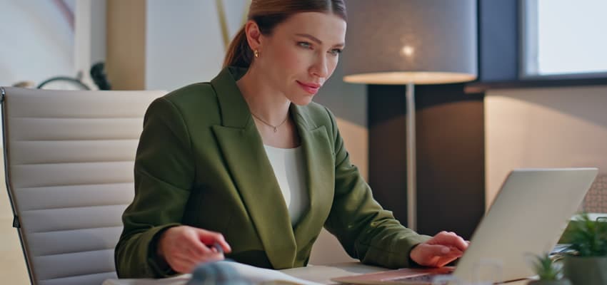 Il Nuovo regime agevolativo per i lavoratori impatriati nell'interpello n. 263/E/2025: periodo minimo di residenza all'estero e svolgimento contestuale di più attività