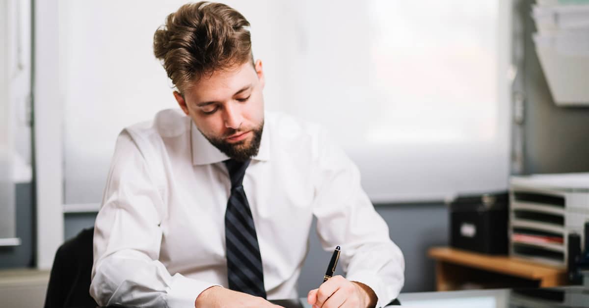 Avvocato tributarista o professionista che esamina un fascicolo processuale con calendario e termini evidenziati.