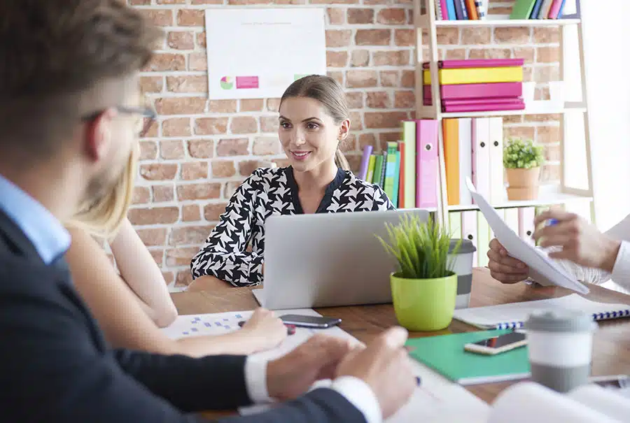 Riunione di lavoro in uno studio: tre professionisti davanti al portatile Riunione di lavoro in uno studio: tre professionisti davanti al portatile